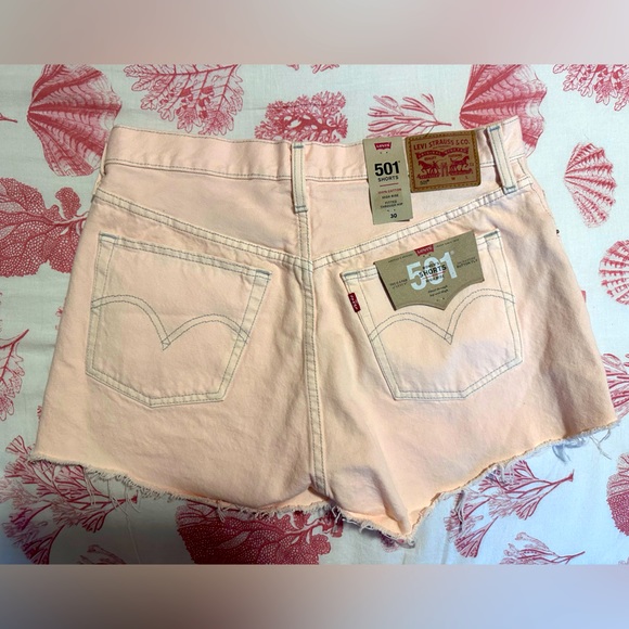 Brand New Levi’s Baby Pink 501 Shorts - Picture 2 of 2